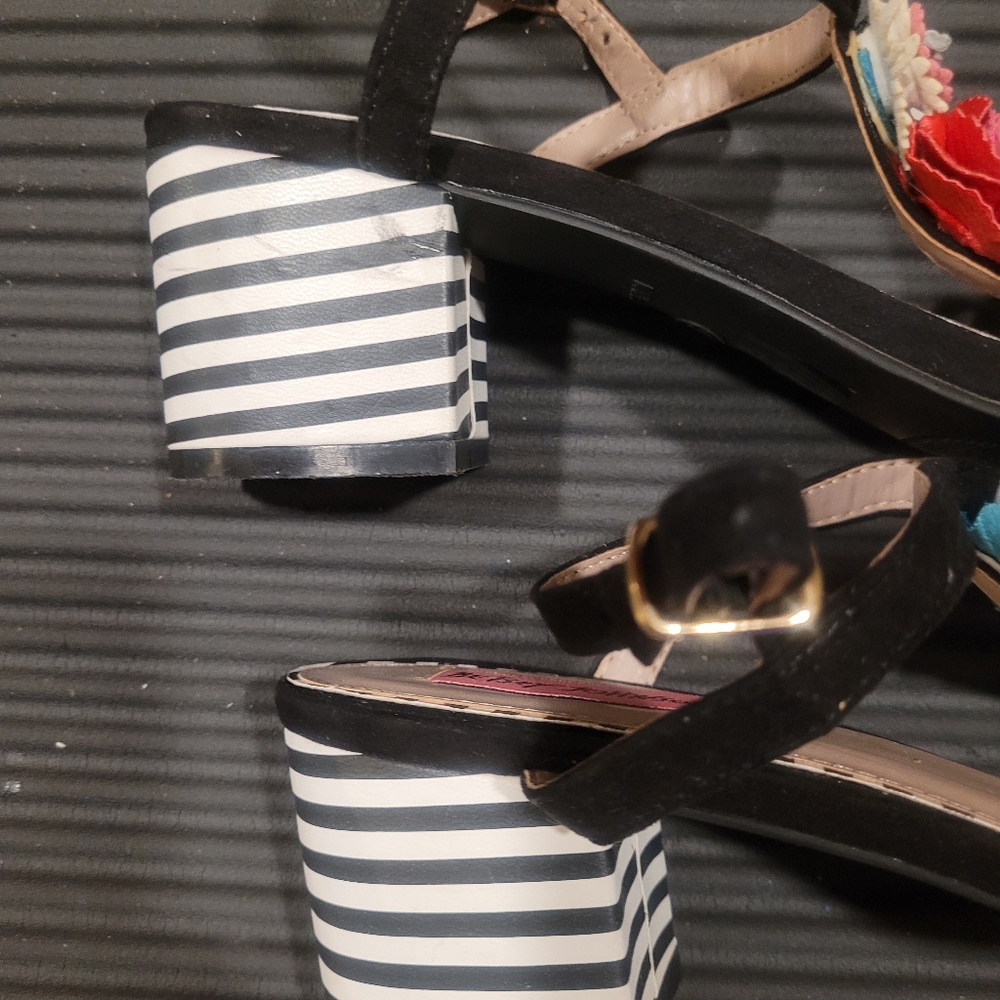 SOLD Betsey Johnson Stack Heel Sandal - Picture 3 of 4